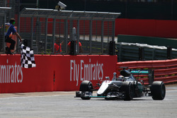 Le vainqueur Lewis Hamilton, Mercedes AMG F1 W07, passe sous le drapeau à damier