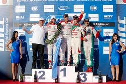 Podium: winner Yvan Muller, Citroën World Touring Car Team, second place José María López, Citroën W