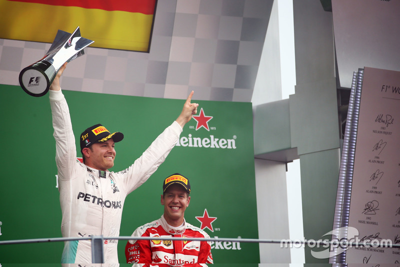 Ganador de la carrera Nico Rosberg, Mercedes AMG F1 celebra en el podio