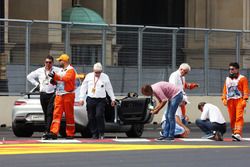 Charlie Whiting, delegado FIA y Herbie Blash, delegado FIA, inspeccionan el circuito después de que 