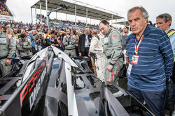 Giorgio Piola, illustrateur technique de Motorsport.com, observe la #2 Porsche Team Porsche 919 Hybrid qui a signé la pole position
