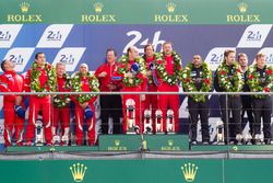 Подиум LMGT Am: победители - Билл Суидлер, Джефф Сигал, Таунсенд Белл, #62 Scuderia Corsa Ferrari 458 Italia, второе место - Франсуа Перродо, Эммануэль Коллар и Руи Агуаш, #83 AF Corse Ferrari 458 Italia, третье место - Халед Аль-Кубайси, Патрик Лонг, Давид Хайнемайер Ханссон, #88 Abu Dhabi Proton Competition Porsche 911 RSR