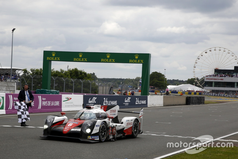 Bandera a cuadros para #6 Toyota Racing Toyota TS050 Hybrid: Stéphane Sarrazin, Mike Conway, Kamui K