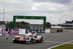 Checkered flag for #6 Toyota Racing Toyota TS050 Hybrid: Stéphane Sarrazin, Mike Conway, Kamui Kobayashi