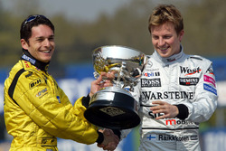 Kimi Raikkonen, McLaren rend à Giancarlo Fisichella, Jordan le trophée du vainqueur du GP du Brésil