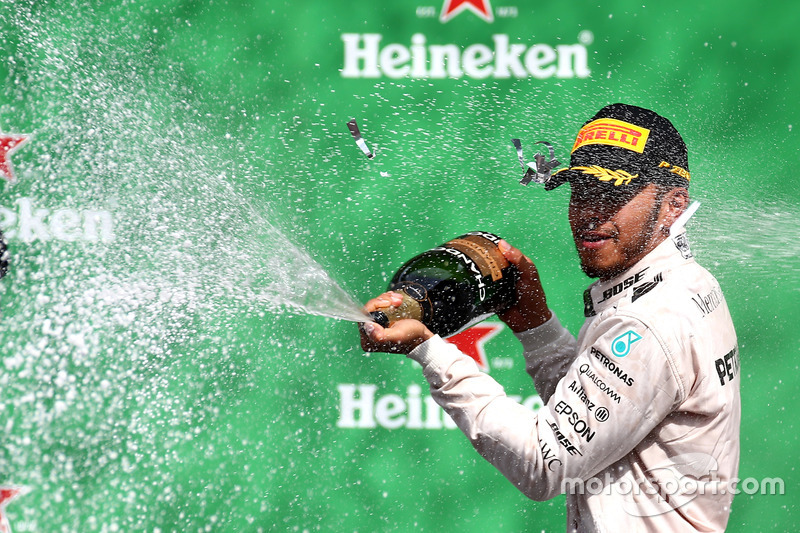 Podium: ganador, Lewis Hamilton, Mercedes AMG F1