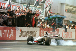 Drapeau à damier pour Mika Hakkinen, McLaren