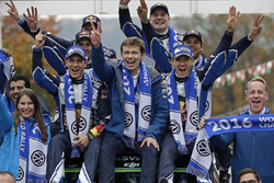 L'équipe Volkswagen Motorsport célèbre son titre