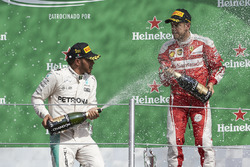 Podio: ganador de la carrera Lewis Hamilton, Mercedes AMG F1, tercer lugar Sebastian Vettel, Ferrari