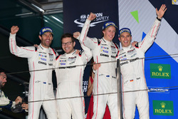 Podio: i vincitori della gara #1 Porsche Team Porsche 919 Hybrid: Timo Bernhard, Mark Webber, Brendo