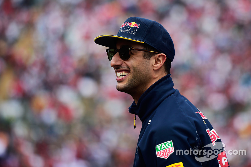 Daniel Ricciardo, por si acaso, echó más leña al fuego y dijo que Vettel tenía que ser sancionado