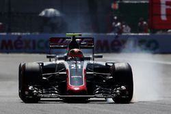 Esteban Gutierrez, Haas F1 Team VF-16 locks up under braking