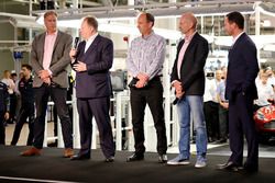 Andy Palmer-Presidente y Director Ejecutivo, Aston Martin Lagonda Ltd. en el escenario con Red Bull
