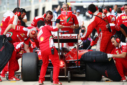 Sebastian Vettel, Ferrari SF16-H in the pits