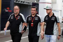 (Da sx a dx): Tom McCullough, Capo ingegnere Sahara Force India F1 Team con Andy Stevenson, Team Man