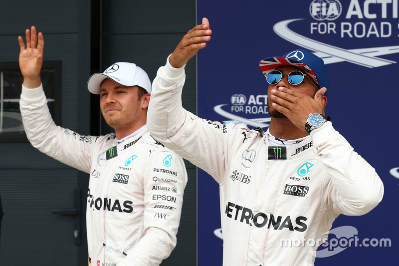 Lewis Hamilton é só alegria: o britânico sobrou na classificação e, mesmo com a primeira volta cancelada, conquistou a pole em Silverstone.