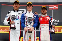 Podio: ganador de la carrera Ralph Boschung, Koiranen GP, segundo lugar Alexander Albon, ART Grand P