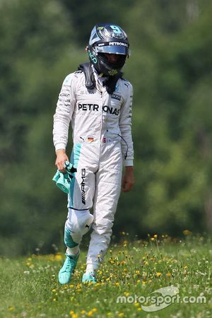 Nico Rosberg, de Mercedes AMG F1 W07 híbrido se estrelló en la tercera sesión de entrenamientos