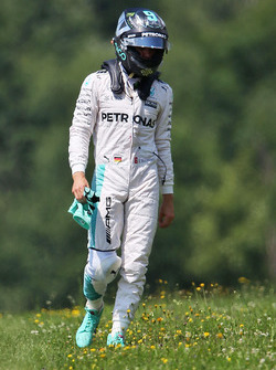Nico Rosberg, Mercedes AMG F1 W07 Hybrid crashed in the third practice session