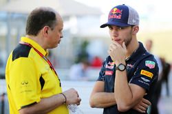 Frederic Vasseur, directeur Renault Sport F1 Team avec Pierre Gasly, troisième piloteRed Bull Racing