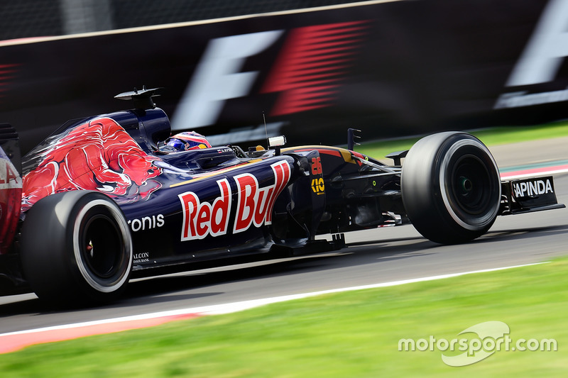 2016 год. За рулем болида Toro Rosso STR11 на второй пятничной тренировке