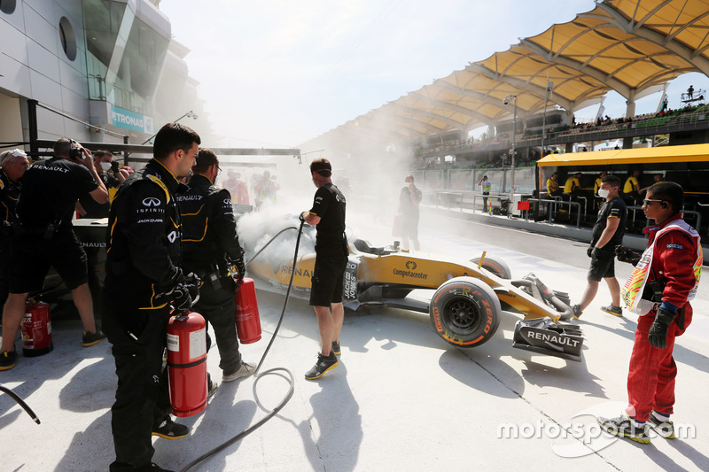 The burned car of Kevin Magnussen, Renault Sport F1 Team RS16