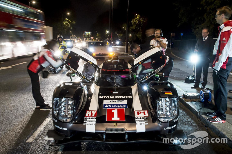 Mark Webber with the Porsche 919 Hybrid LMP1 in London