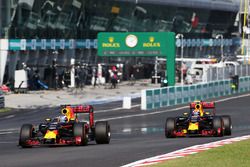 Daniel Ricciardo, Red Bull Racing RB12 e il compagno di squadra Max Verstappen, Red Bull Racing RB12