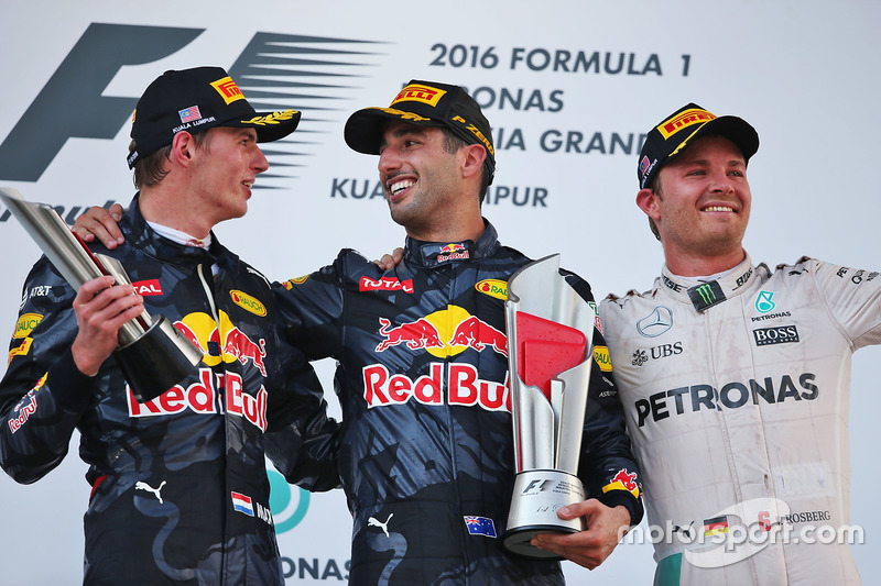 El podio: Max Verstappen, Red Bull Racing, segundo lugar; Daniel Ricciardo, Red Bull Racing gandor de la carrera y Nico Rosberg, Mercedes AMG F1 tercero
