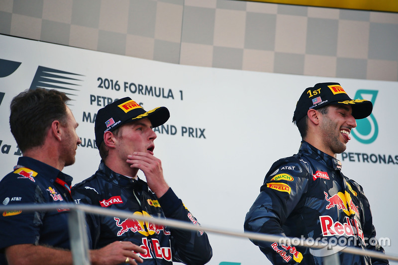 El podio: Christian Horner, jefe de equipo de carreras Red Bull con segundo a Max Verstappen, Red Bull Racing y el ganador de la carrera Daniel Ricciardo, Red Bull Racing