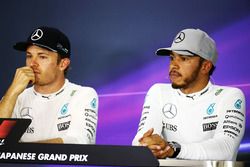 Nico Rosberg, Mercedes AMG F1 y su compañero Lewis Hamilton, Mercedes AMG F1 en la rueda de prensa d