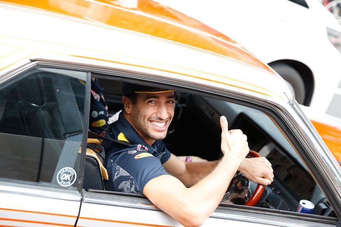 Daniel Ricciardo y Max Verstappen, Red Bull Racing conducen alrededor de Tokio en un coche de Bosozuko