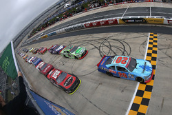 Start: Erik Jones, Joe Gibbs Racing Toyota leads