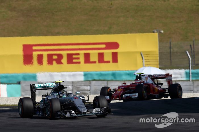 Nico Rosberg, Mercedes AMG F1 W07 Hybrid, Kimi Raikkonen, Ferrari SF16-H