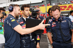 (L to R): Simon Rennie, Red Bull Racing Race Engineer with Daniel Ricciardo, Red Bull Racing and Chr