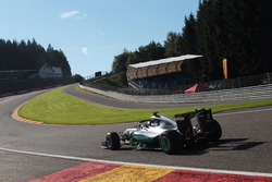 Nico Rosberg, Mercedes AMG F1 W07 Hybrid con il dispositivo Halo