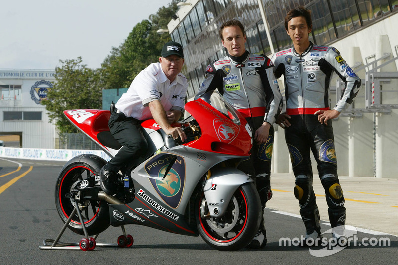 Kenny Roberts, Teambesitzer Proton Team KR; Jeremy McWilliams, Proton Team KR und Nobuatsu Aoki, Pro