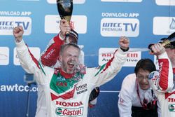 Podium: Race winner Tiago Monteiro, Honda Racing Team JAS, Honda Civic WTCC; second place Yvan Muller, Citroën World Touring Car Team, Citroën C-Elysée WTCC; third place Norbert Michelisz, Honda Racing Team JAS, Honda Civic WTCC