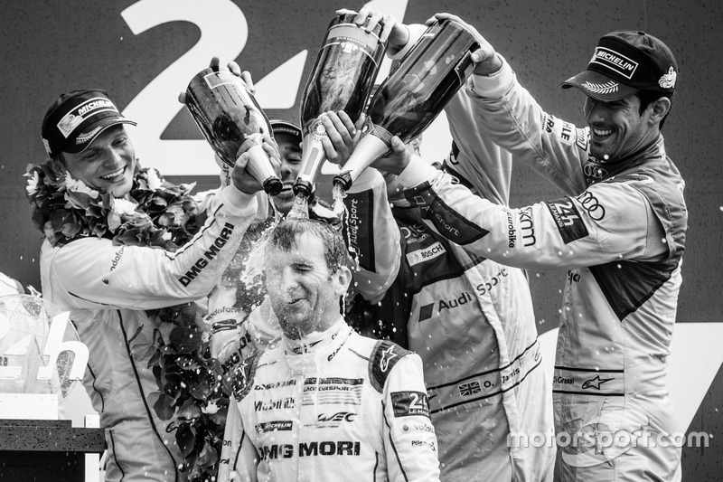 LMP1 Podio: clase y los ganadores de la general #2 Porsche Team Porsche 919 Hybrid: Romain Dumas con champagne