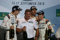 Podium: race winnaars Timo Bernhard, Mark Webber, Brendon Hartley, Fritz Enzinger, Vice President LM