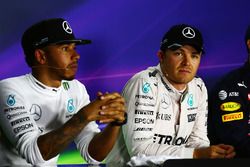 Lewis Hamilton, Mercedes AMG F1 con il compagno di squadra Nico Rosberg, Mercedes AMG F1 nella confe