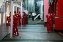 Meccanici Ferrari nel paddock