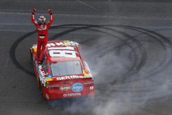 Race winner Kyle Busch, Joe Gibbs Racing Toyota