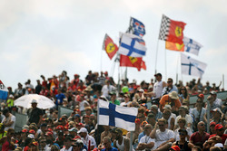 Des fans et des drapeaux finlandais