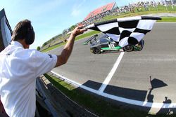 Mercedes AMG GT3 команды HTP Motorsport : Жюль Шимковяк, Бернд Шнайдер, победа
