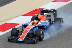 Rio Haryanto, Manor Racing MRT05 locks up under braking