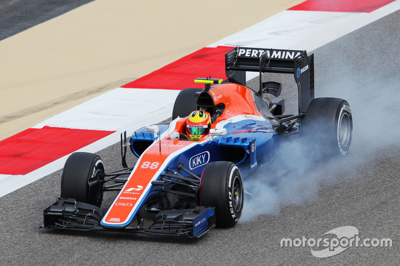 Rio Haryanto, Manor Racing MRT05 locks up under braking