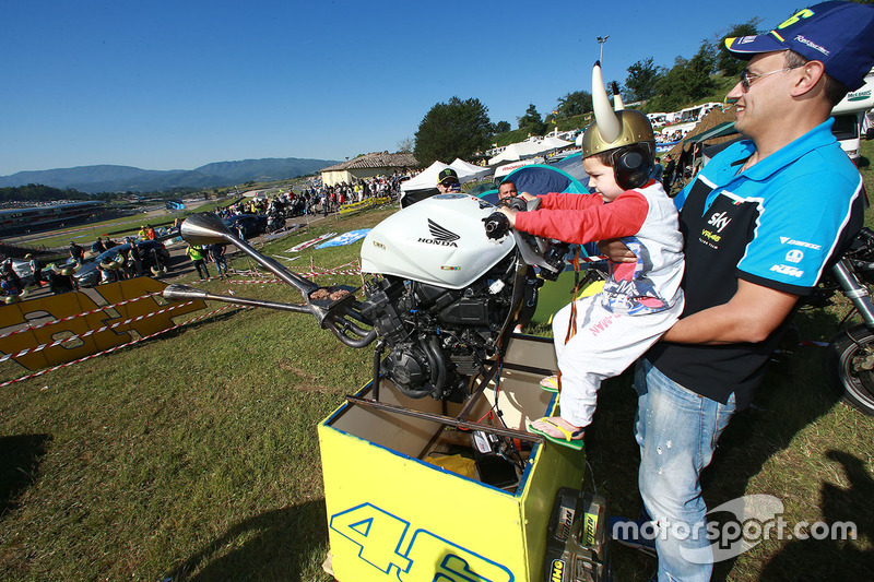 Des fans de Valentino Rossi, Yamaha Factory Racing