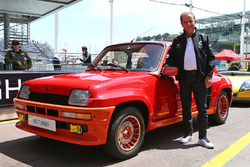 Jean Ragnotti, pilote de rallye et ambassadeur Renault, et une Renault 5 RS Turbo