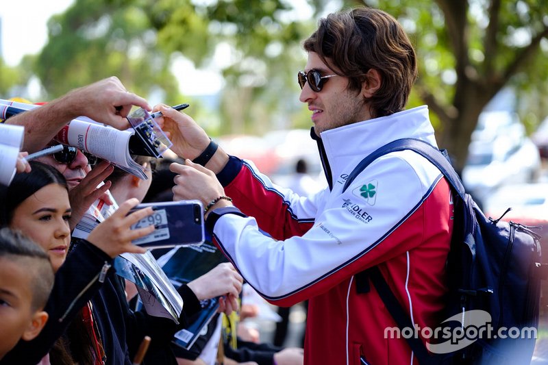 Antonio Giovinazzi, Alfa Romeo Racing, firma autografi ai tifosi